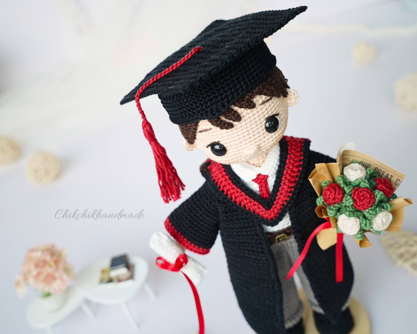Graduation Doll Crochet Pattern, Liam the Graduate Amigurumi, Graduate Boy Doll PDF Pattern (En/Fr/De/Es/Nl/It)