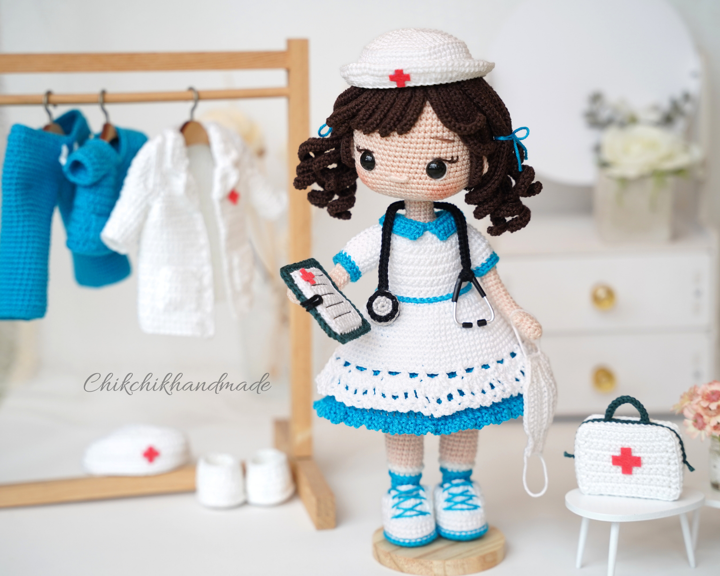 Crochet Doctor & Nurse Doll Pattern, HELEN Amigurumi Doll PDF Tutorial (En/Fr/De/Esp/Nl/It)