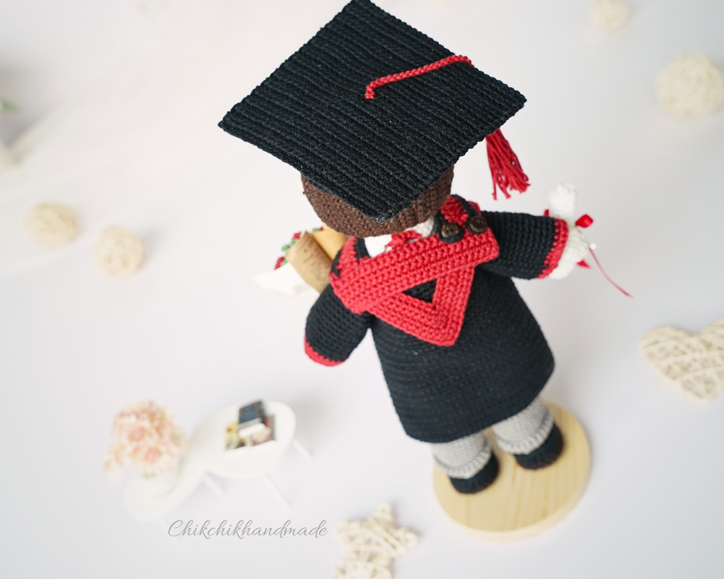 Graduation Doll Crochet Pattern, Liam the Graduate Amigurumi, Graduate Boy Doll PDF Pattern (En/Fr/De/Es/Nl/It)