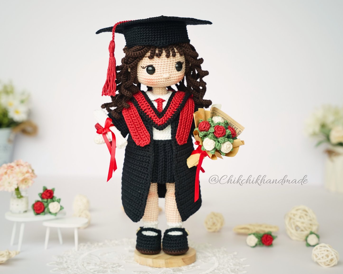 Graduation Doll Crochet Pattern, Olivia the Graduate, Graduate Girl Doll Amigurumi PDF Pattern (En/Fr/De/Es/Nl/It)