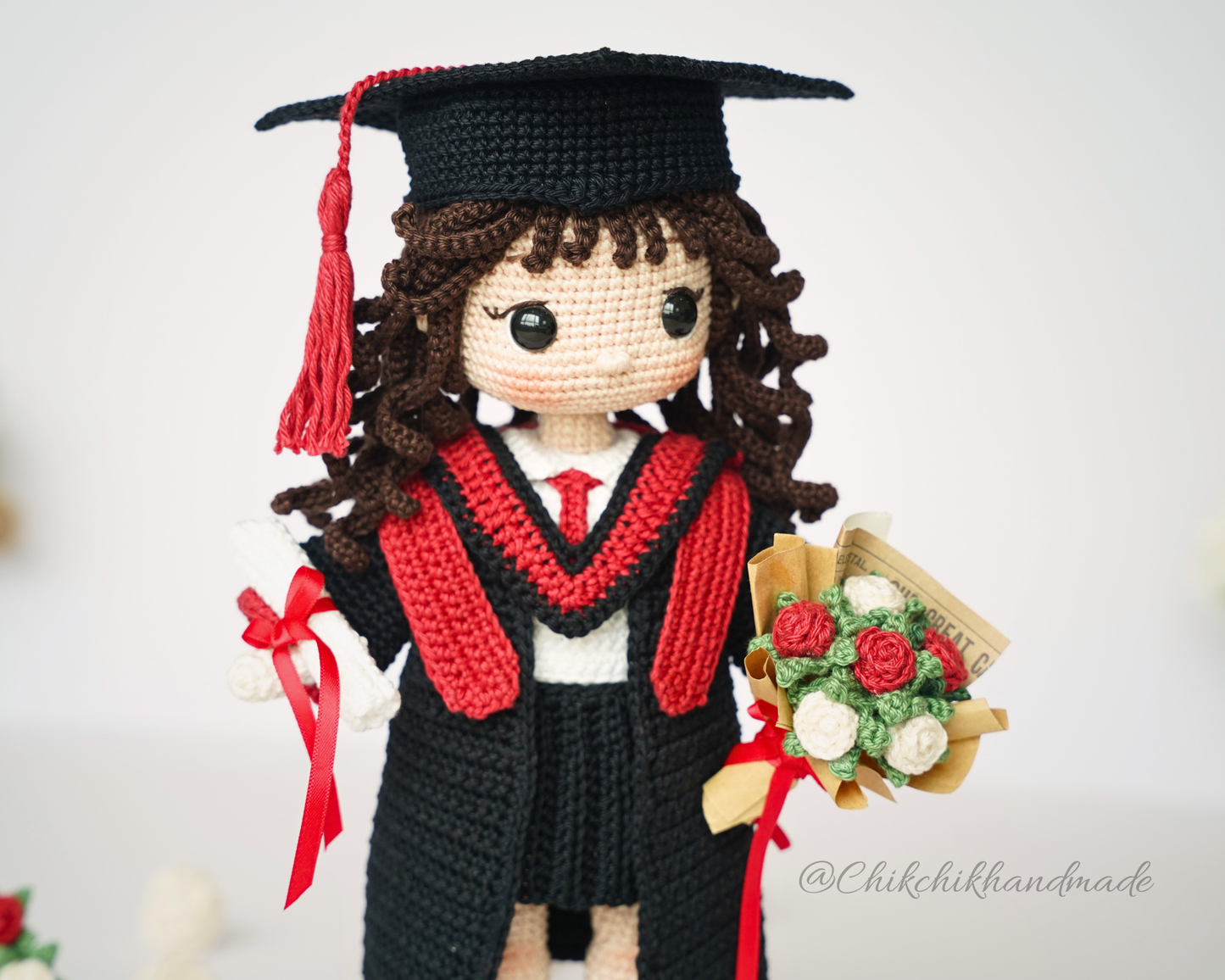 Graduation Doll Crochet Pattern, Olivia the Graduate, Graduate Girl Doll Amigurumi PDF Pattern (En/Fr/De/Es/Nl/It)