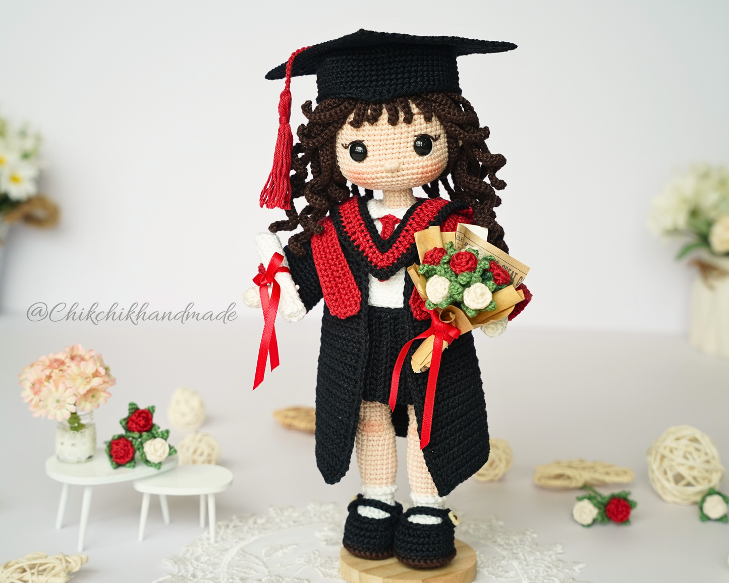 Graduation Doll Crochet Pattern, Olivia the Graduate, Graduate Girl Doll Amigurumi PDF Pattern (En/Fr/De/Es/Nl/It)
