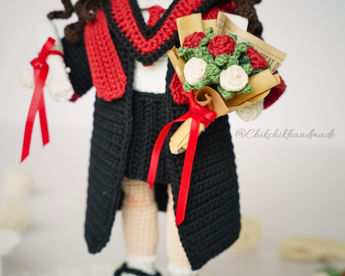 Graduation Doll Crochet Pattern, Olivia the Graduate, Graduate Girl Doll Amigurumi PDF Pattern (En/Fr/De/Es/Nl/It)
