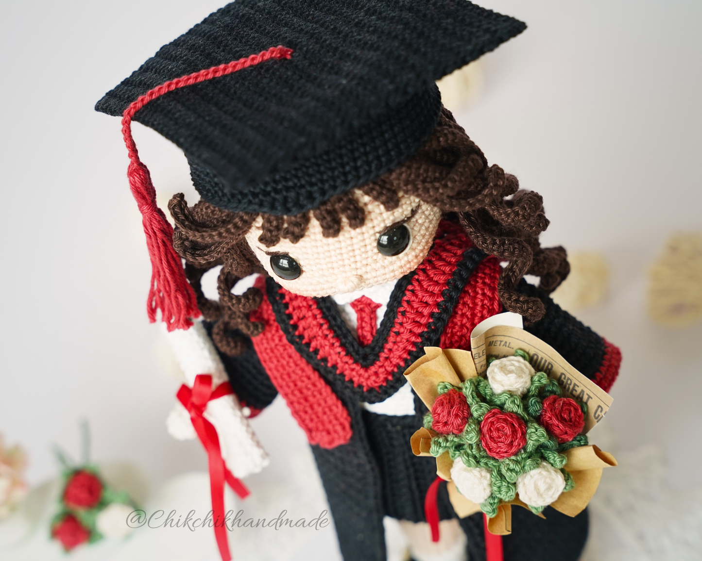 Graduation Doll Crochet Pattern, Olivia the Graduate, Graduate Girl Doll Amigurumi PDF Pattern (En/Fr/De/Es/Nl/It)