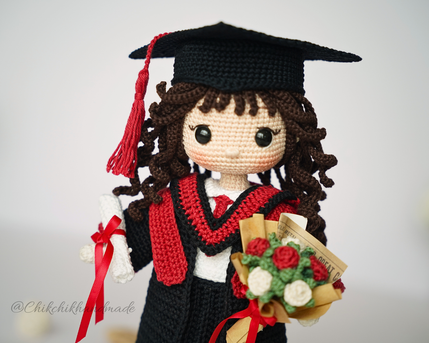 Graduation Doll Crochet Pattern, Olivia the Graduate, Graduate Girl Doll Amigurumi PDF Pattern (En/Fr/De/Es/Nl/It)