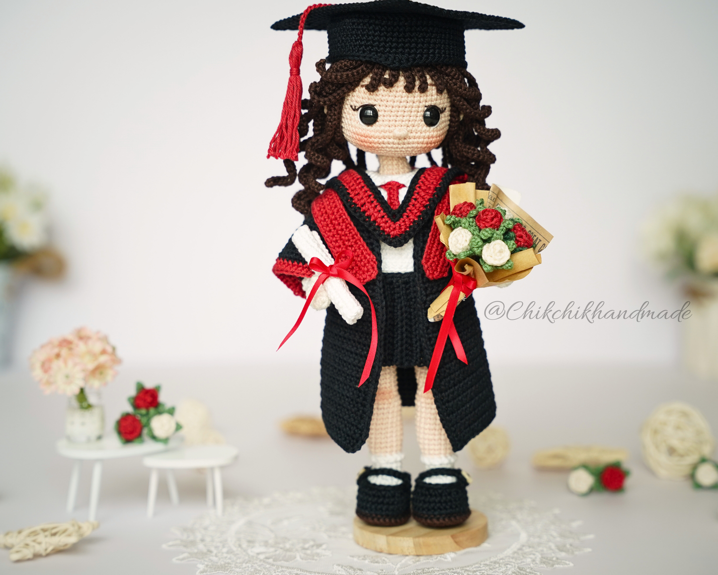 Graduation Doll Crochet Pattern, Olivia the Graduate, Graduate Girl Doll Amigurumi PDF Pattern (En/Fr/De/Es/Nl/It)