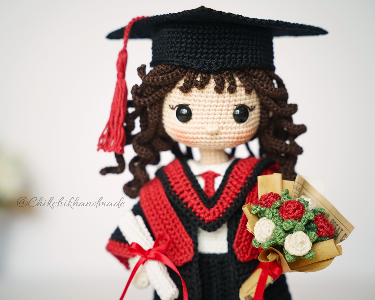 Graduation Doll Crochet Pattern, Olivia the Graduate, Graduate Girl Doll Amigurumi PDF Pattern (En/Fr/De/Es/Nl/It)