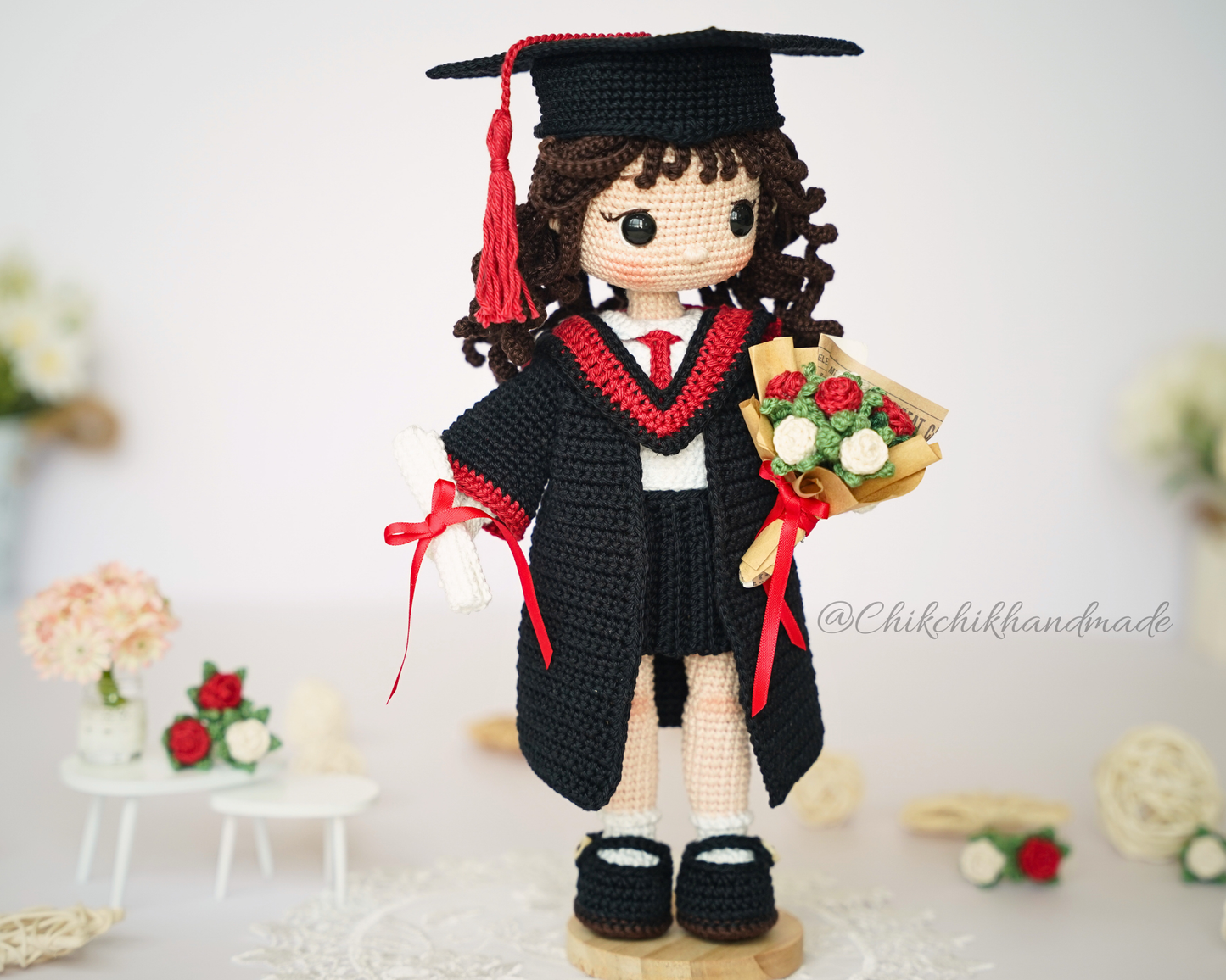 Graduation Doll Crochet Pattern, Olivia the Graduate, Graduate Girl Doll Amigurumi PDF Pattern (En/Fr/De/Es/Nl/It)