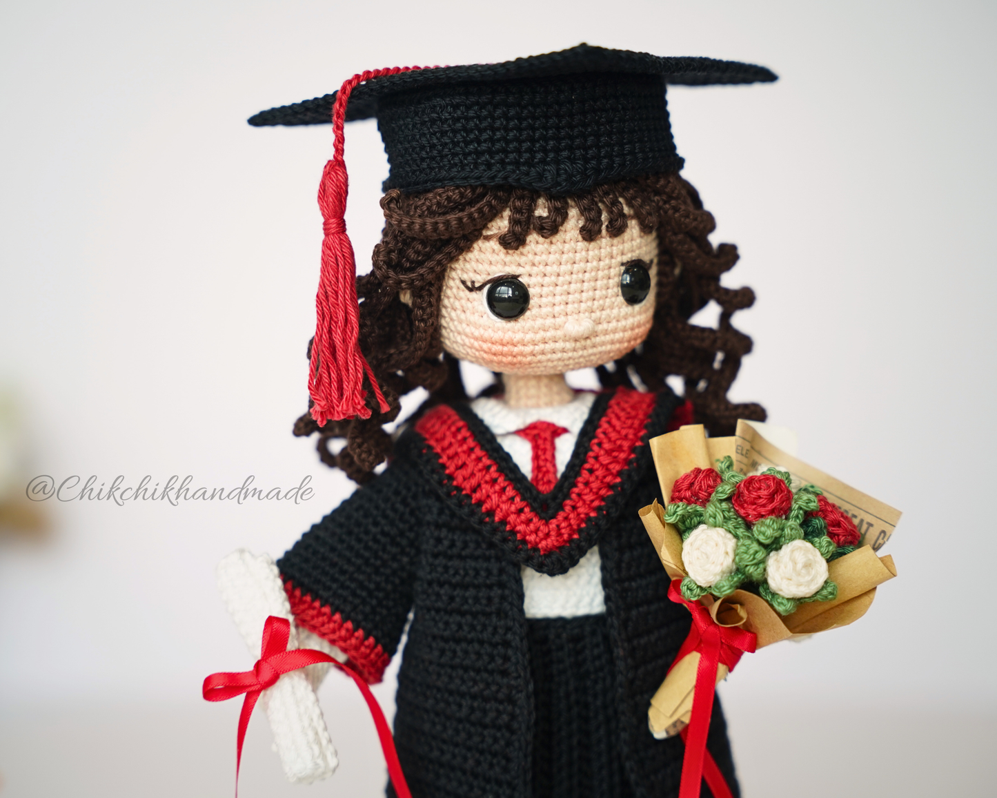 Graduation Doll Crochet Pattern, Olivia the Graduate, Graduate Girl Doll Amigurumi PDF Pattern (En/Fr/De/Es/Nl/It)