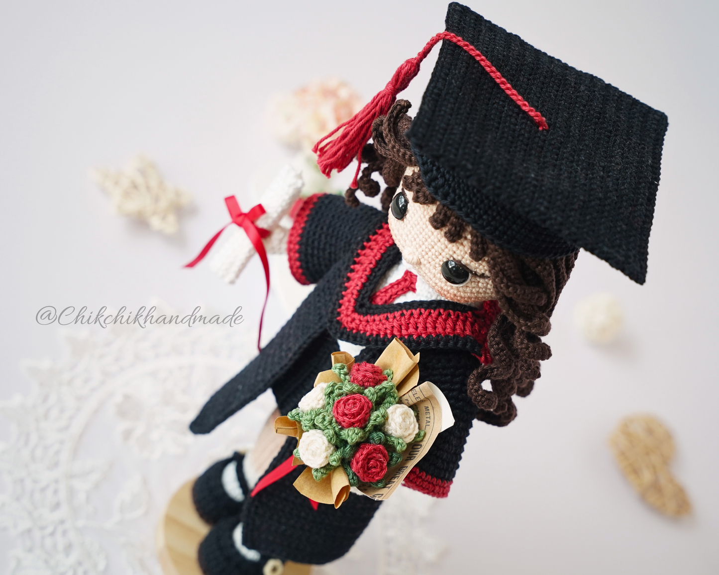 Graduation Doll Crochet Pattern, Olivia the Graduate, Graduate Girl Doll Amigurumi PDF Pattern (En/Fr/De/Es/Nl/It)