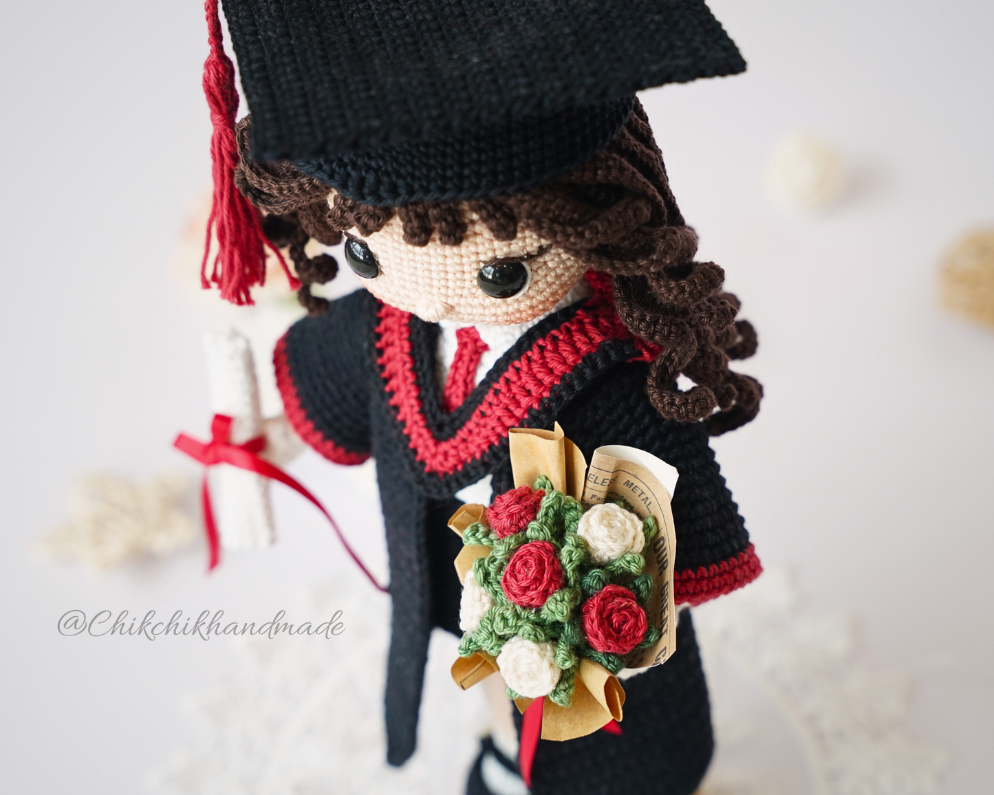 Graduation Doll Crochet Pattern, Olivia the Graduate, Graduate Girl Doll Amigurumi PDF Pattern (En/Fr/De/Es/Nl/It)