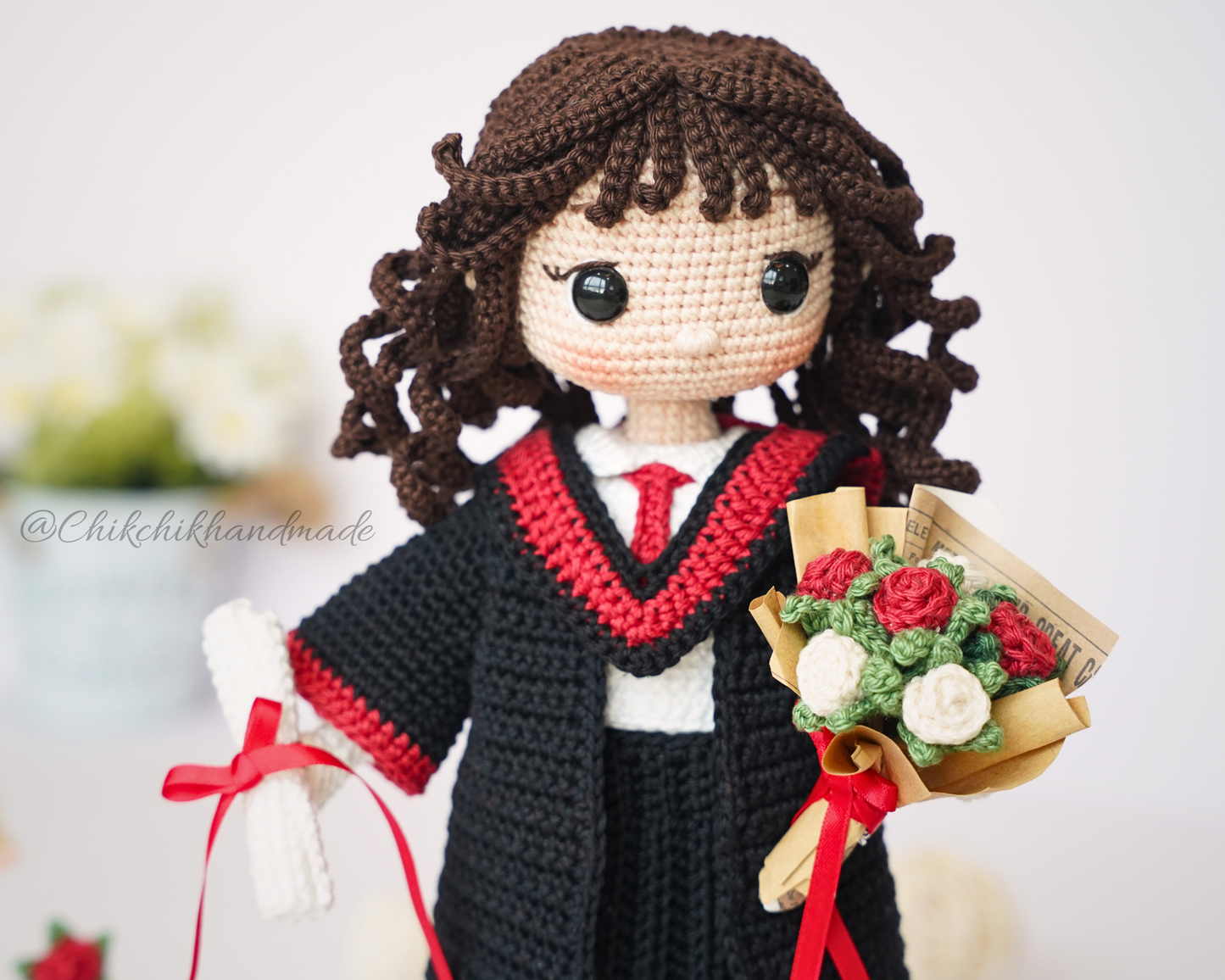 Graduation Doll Crochet Pattern, Olivia the Graduate, Graduate Girl Doll Amigurumi PDF Pattern (En/Fr/De/Es/Nl/It)