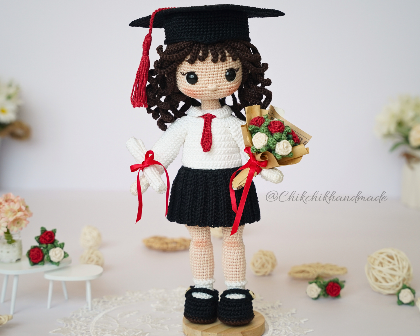 Graduation Doll Crochet Pattern, Olivia the Graduate, Graduate Girl Doll Amigurumi PDF Pattern (En/Fr/De/Es/Nl/It)