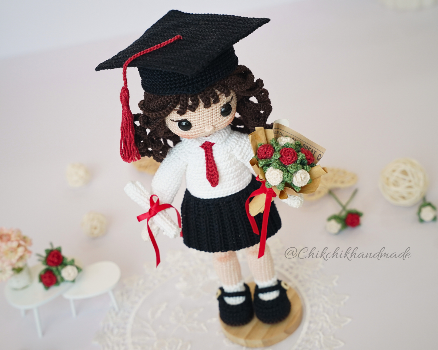 Graduation Doll Crochet Pattern, Olivia the Graduate, Graduate Girl Doll Amigurumi PDF Pattern (En/Fr/De/Es/Nl/It)