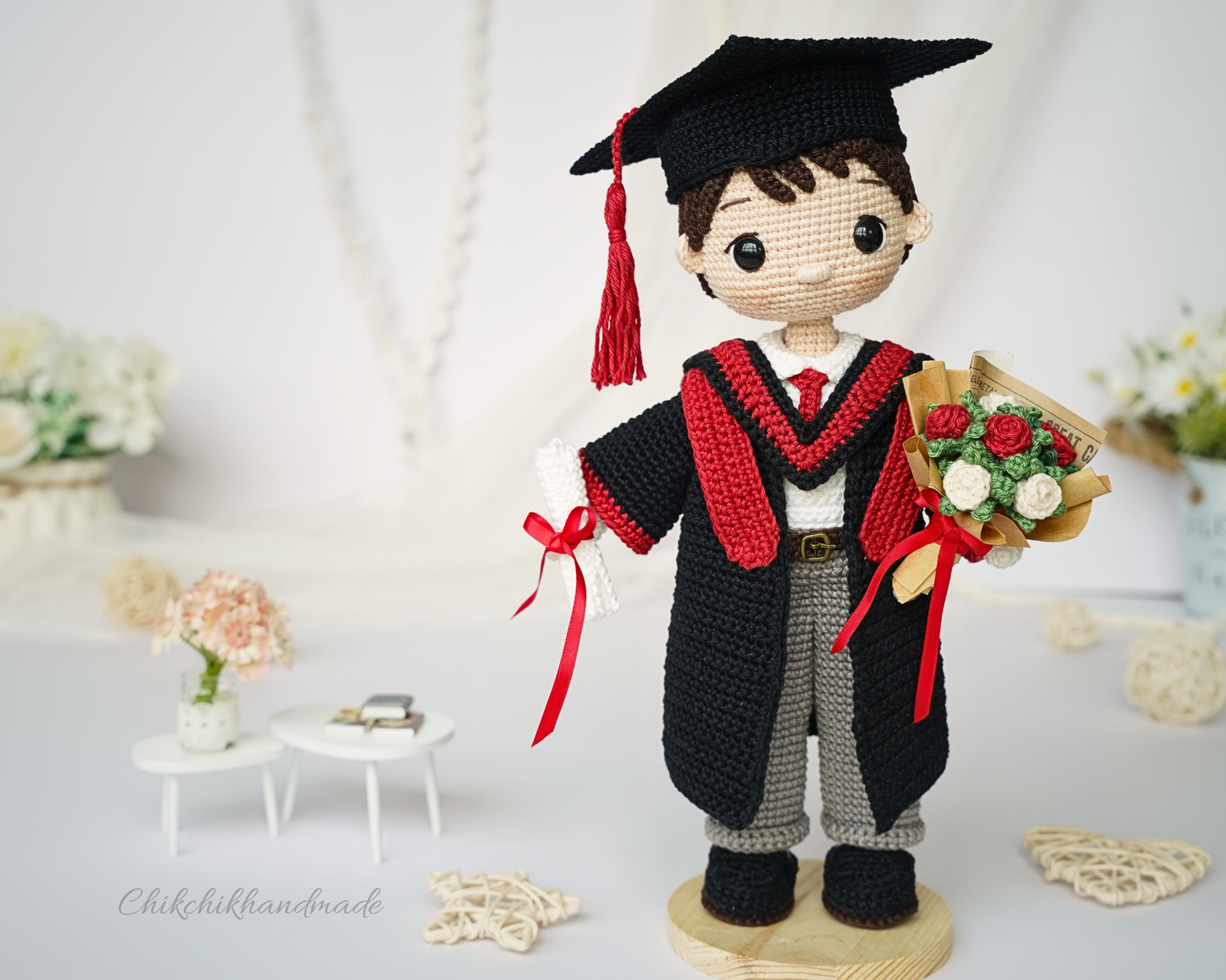 Graduation Doll Crochet Pattern, Liam the Graduate Amigurumi, Graduate Boy Doll PDF Pattern (En/Fr/De/Es/Nl/It)