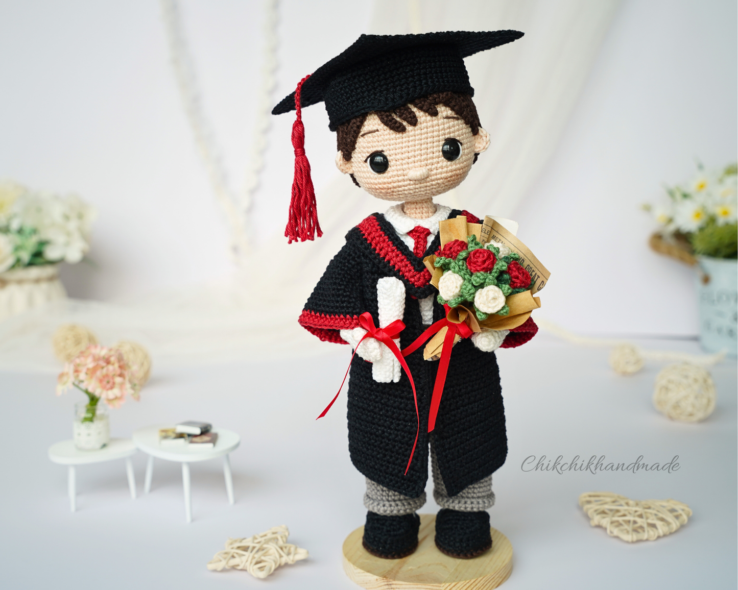 Graduation Doll Crochet Pattern, Liam the Graduate Amigurumi, Graduate Boy Doll PDF Pattern (En/Fr/De/Es/Nl/It)