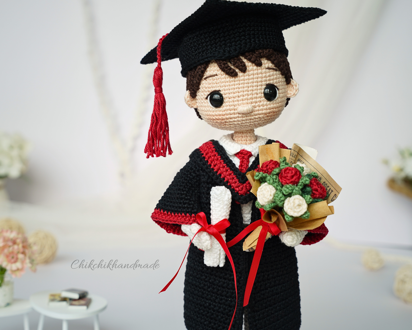 Graduation Doll Crochet Pattern, Liam the Graduate Amigurumi, Graduate Boy Doll PDF Pattern (En/Fr/De/Es/Nl/It)