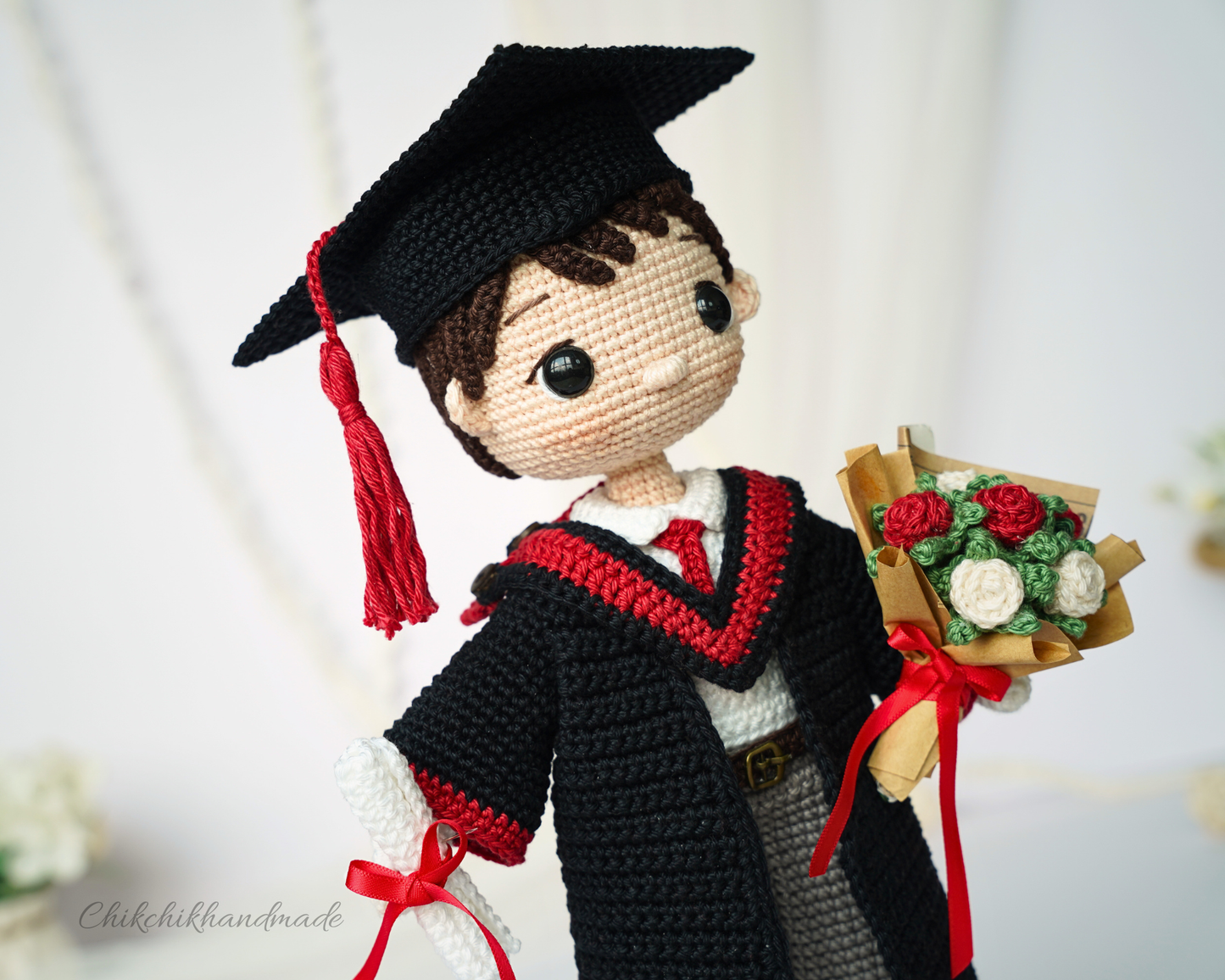 Graduation Doll Crochet Pattern, Liam the Graduate Amigurumi, Graduate Boy Doll PDF Pattern (En/Fr/De/Es/Nl/It)