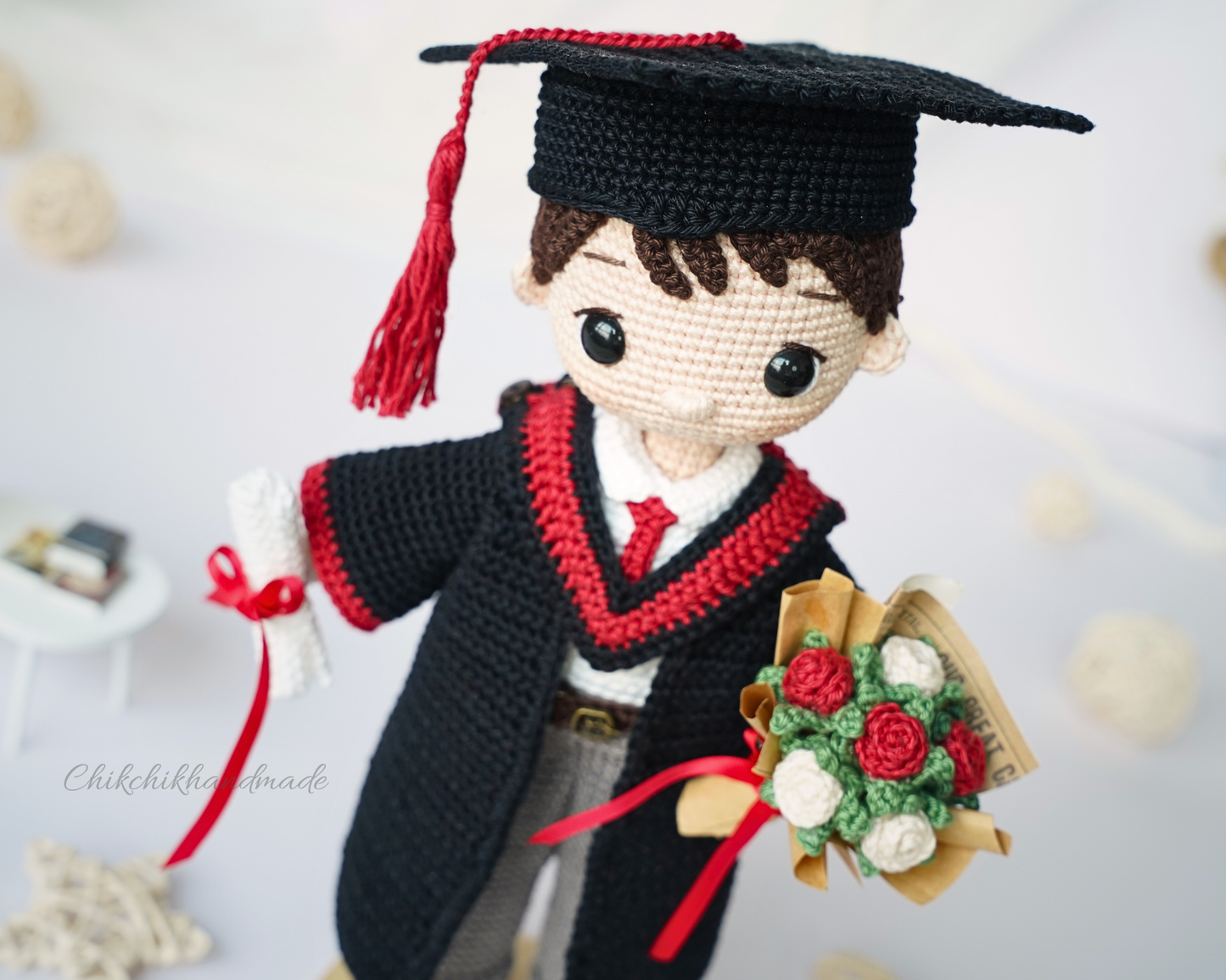 Graduation Doll Crochet Pattern, Liam the Graduate Amigurumi, Graduate Boy Doll PDF Pattern (En/Fr/De/Es/Nl/It)
