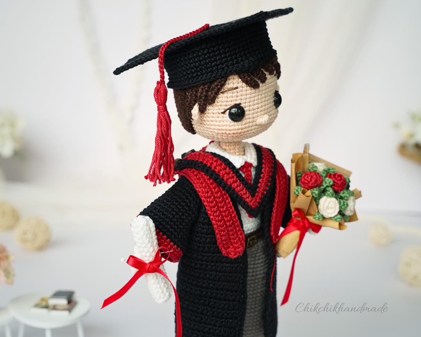 Graduation Doll Crochet Pattern, Liam the Graduate Amigurumi, Graduate Boy Doll PDF Pattern (En/Fr/De/Es/Nl/It)